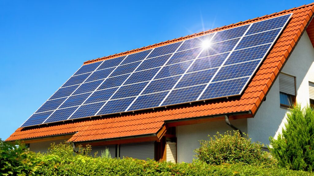 Solardach auf einem Einfamilienhaus reflektiert die Sonne